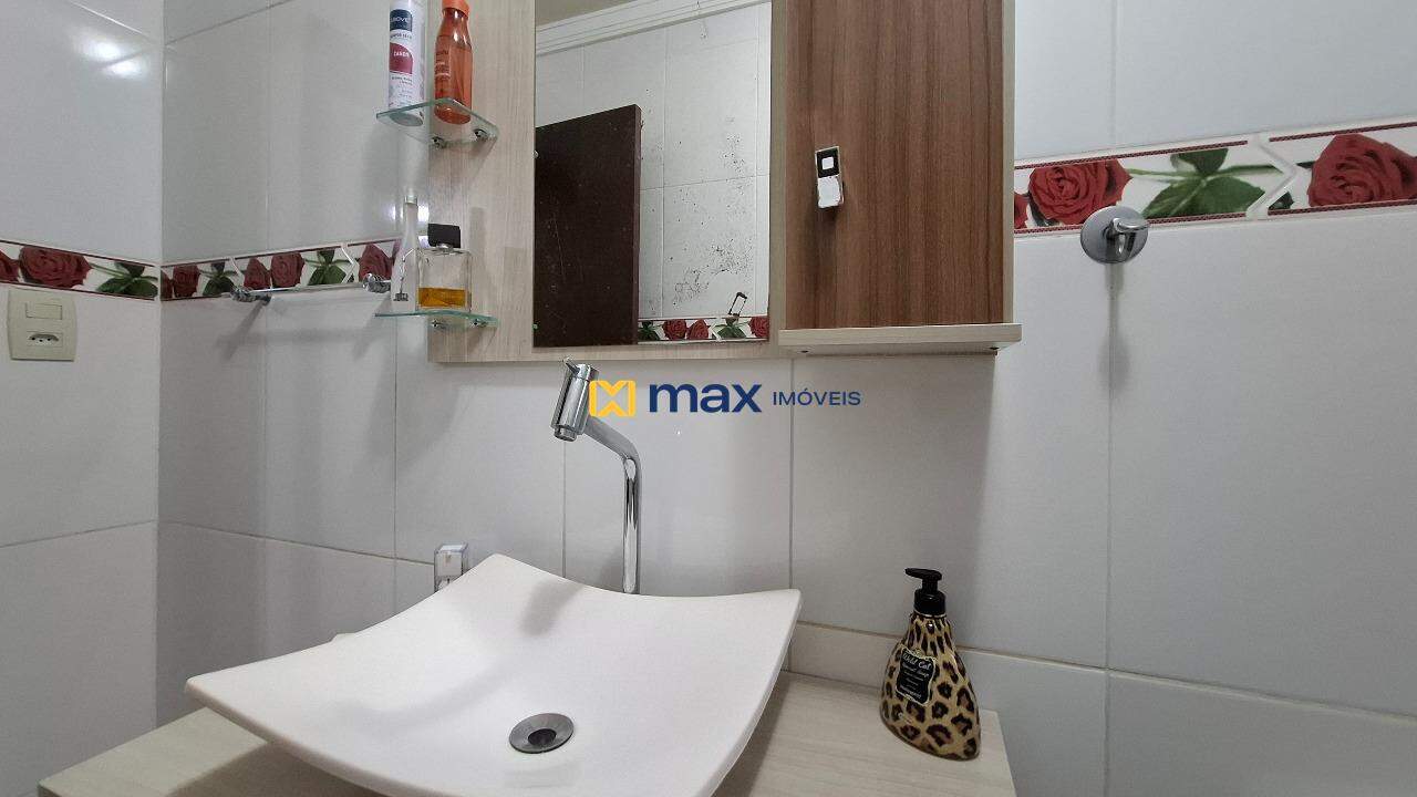 Casa à venda no Cordeiros: Banheiro social - interno