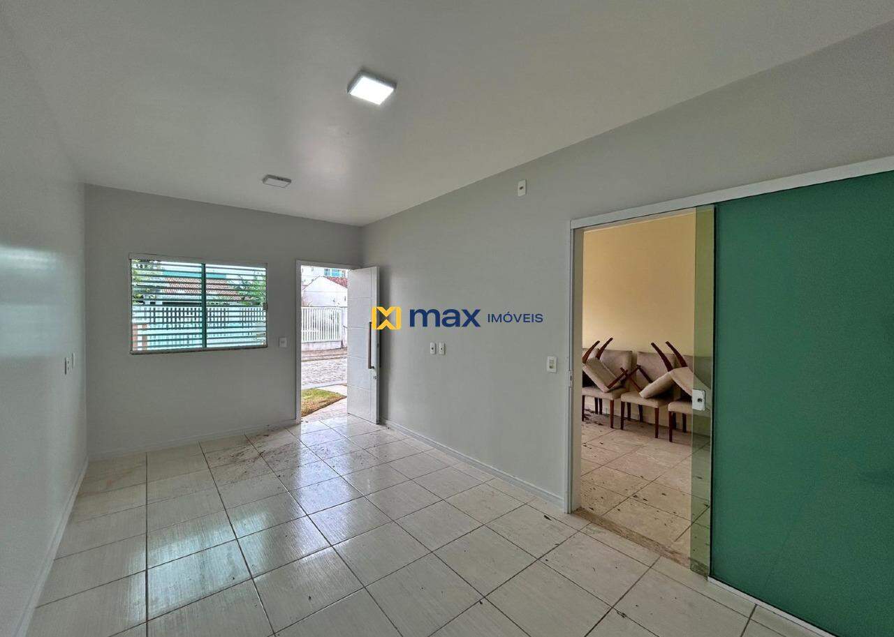 Casa à venda no Itacolomi: sala de estar e cozinha