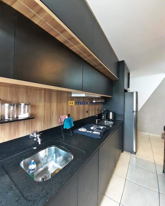 Apartamento à venda no Meia Praia: Cozinha e Lavanderia