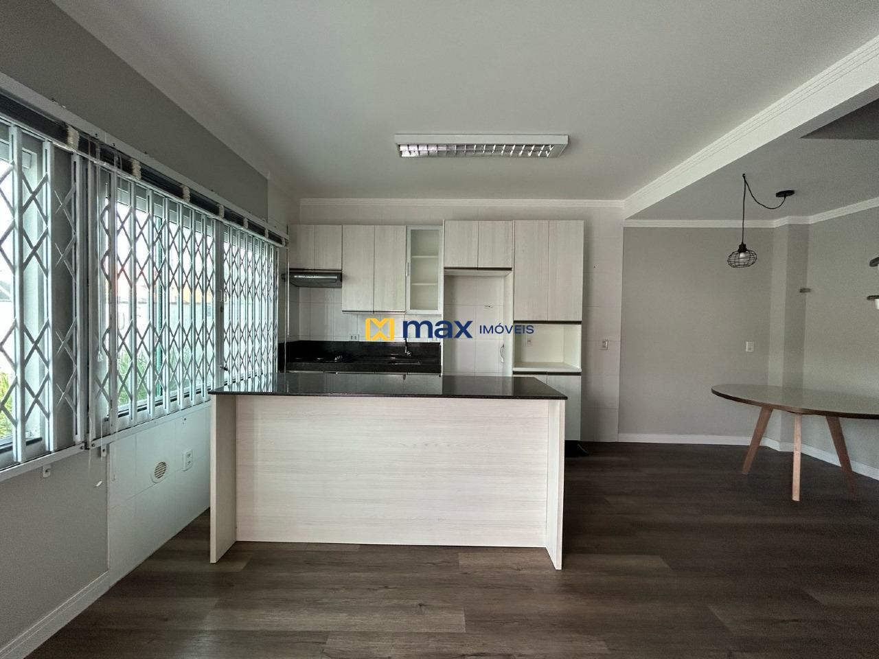 Casa à venda no Centro: Sala e Cozinha