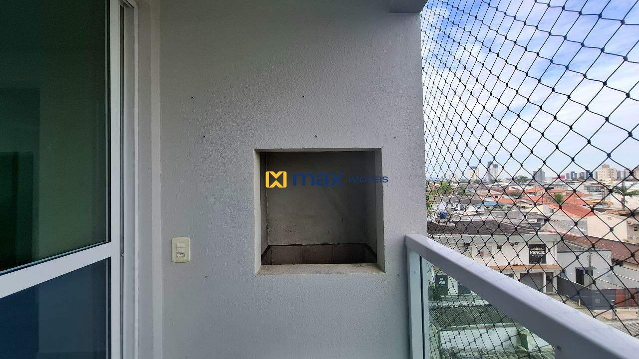 Apartamento à venda no Cordeiros: Sacada com churrasqueira