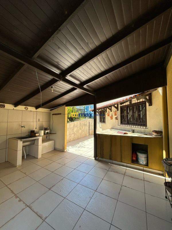 Casa à venda no Armação de Itapocoroy: Lavanderia Externa