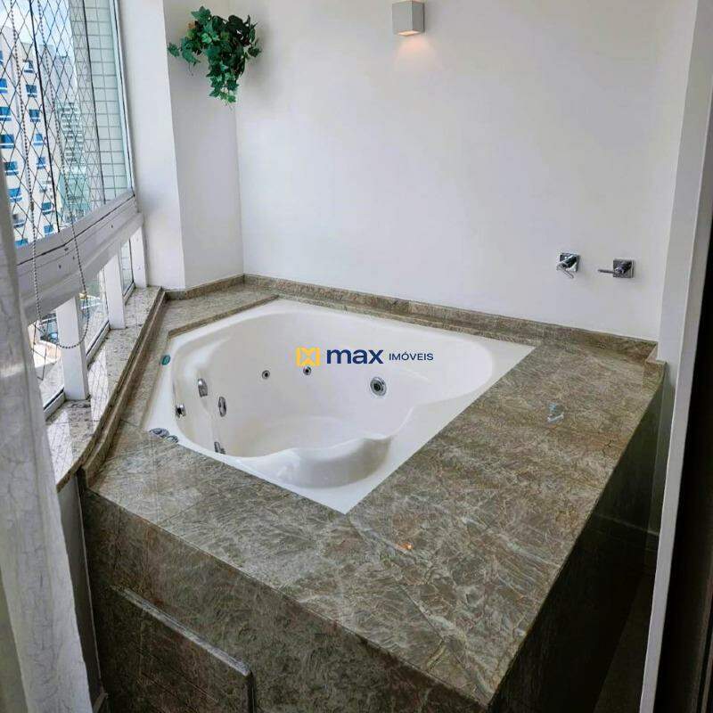 Apartamento à venda no Centro: Banheira suíte 1