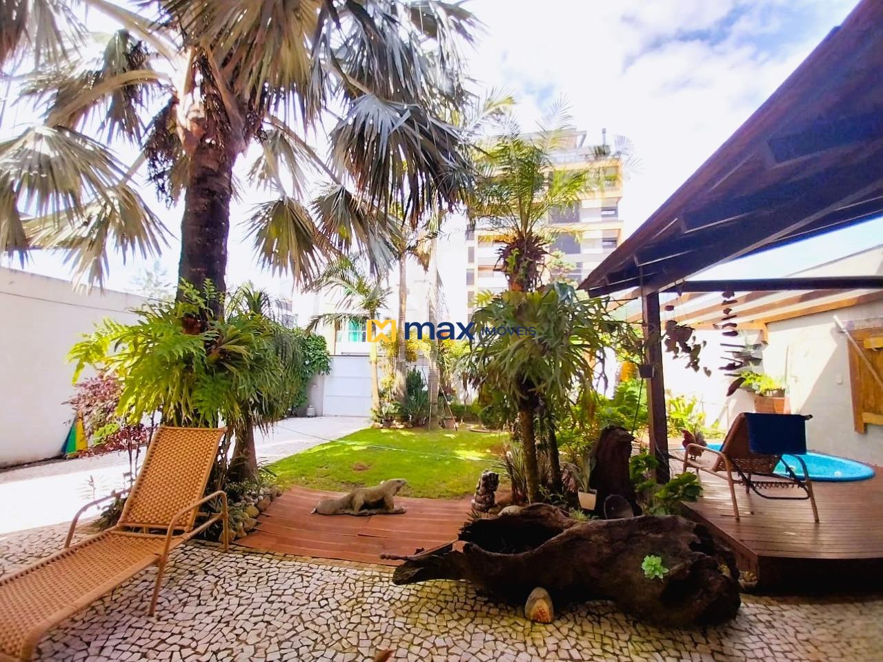 Casa para aluguel no Praia Brava: Jardim, jacuzzi e garagem