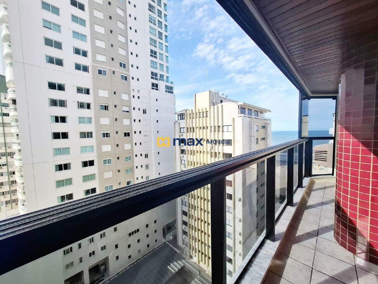 Apartamento para aluguel no Centro: Sacada com Vista Mar
