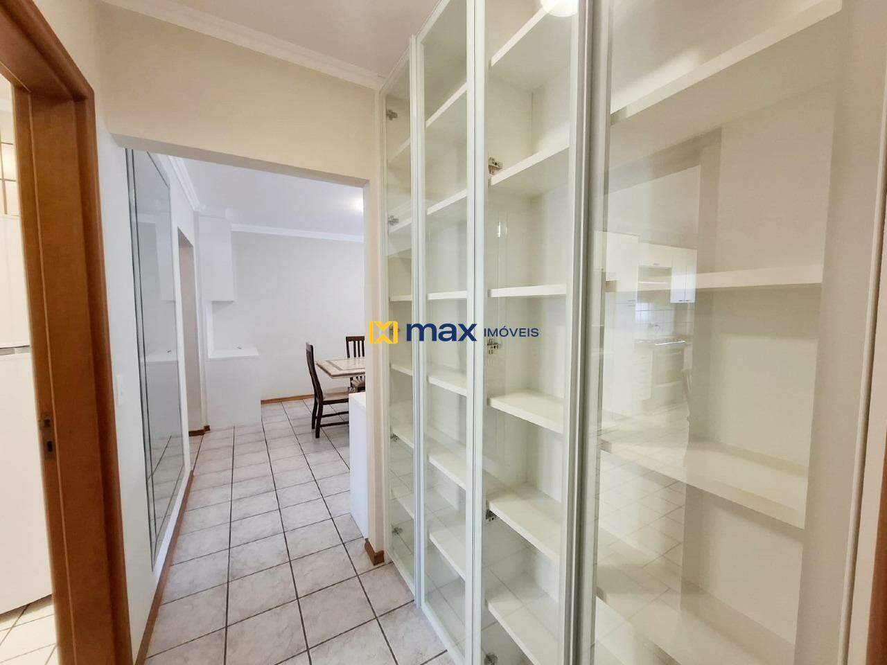Apartamento para aluguel no Centro: Corredor com Cristaleira