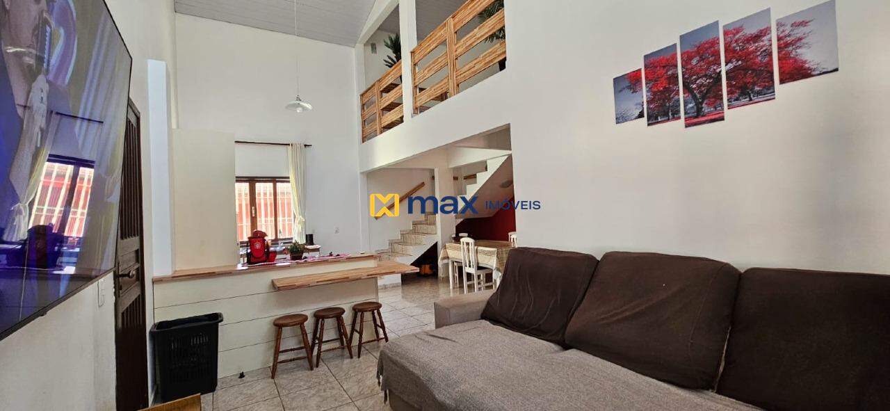 Casa à venda no São Domingos: sala de estar e  mezanino