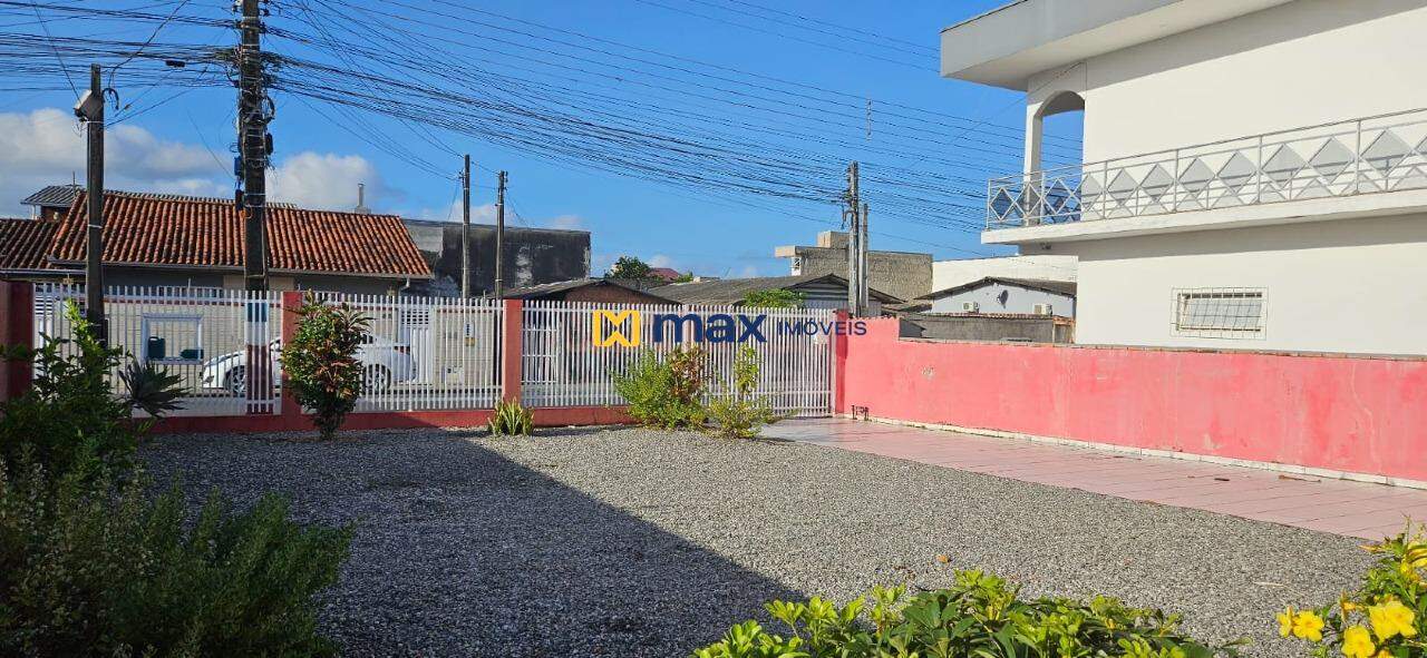 Casa à venda no São Domingos: espaço em frente da casa