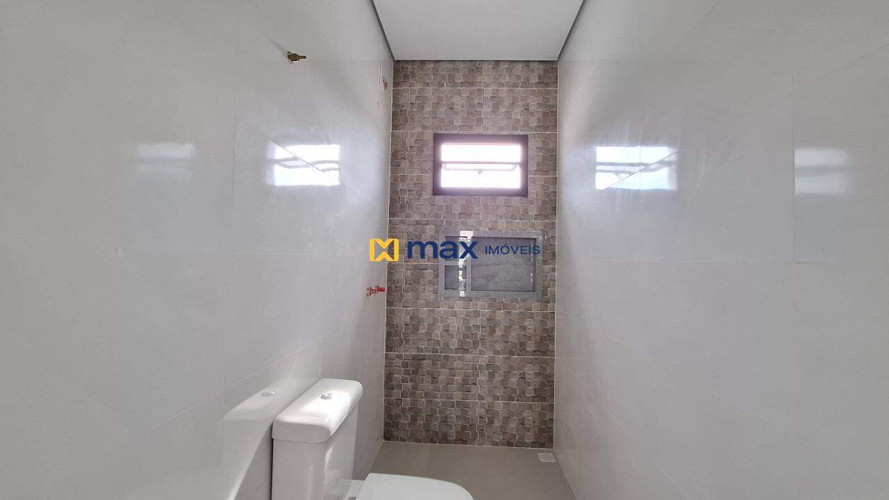 Casa à venda no São João: Banheiro social/demi-suíte