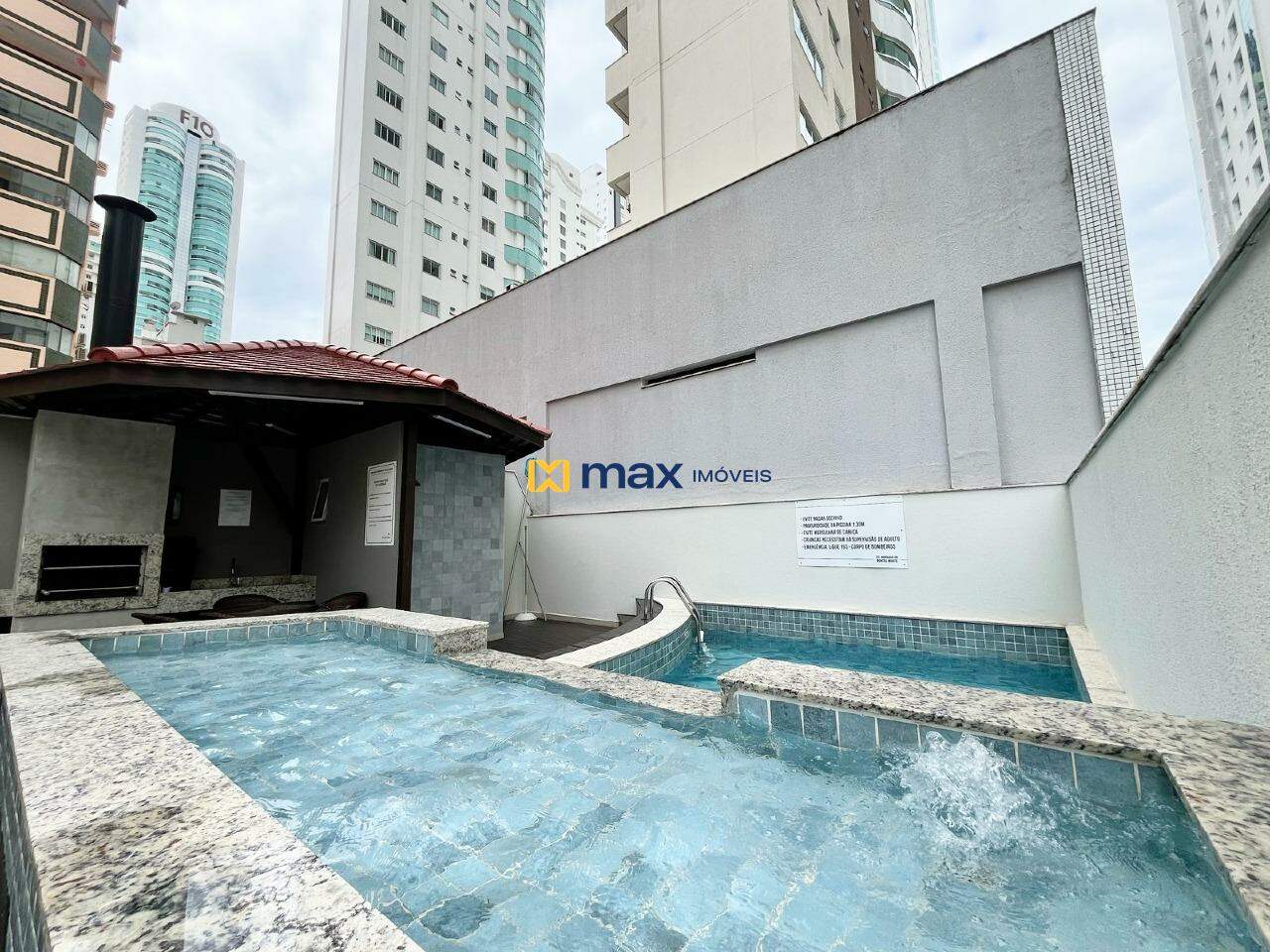 Apartamento à venda no Pioneiros: Piscina