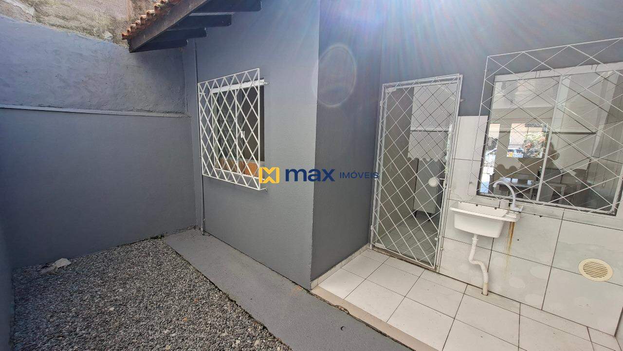 Casa para aluguel no Santa Regina: Área Externa Fundos