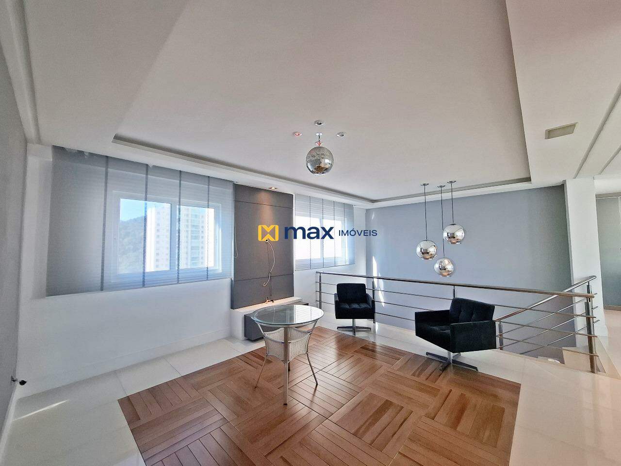 Apartamento para aluguel no Pioneiros: Sala de estar no piso superior
