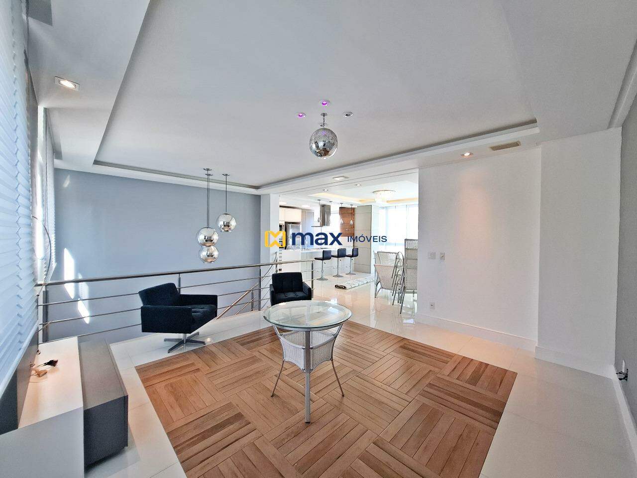 Apartamento para aluguel no Pioneiros: Sala de estar no piso superior