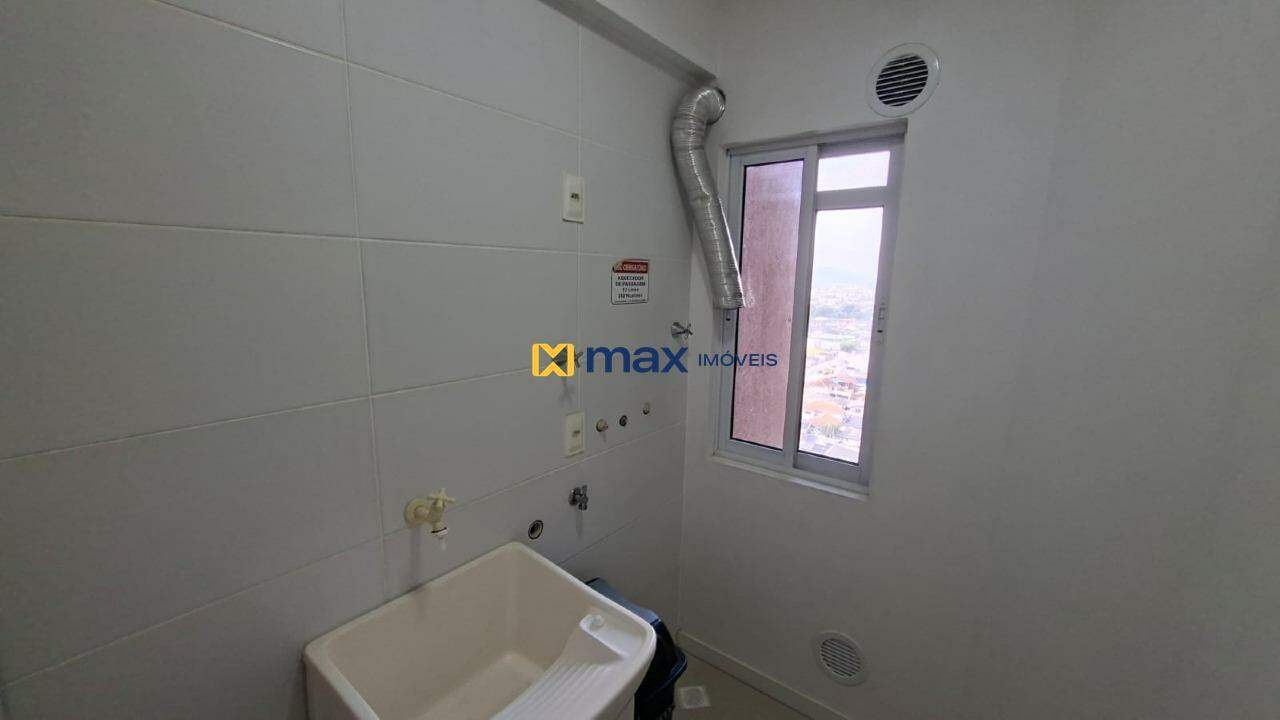 Apartamento para aluguel no Cordeiros: Lavanderia
