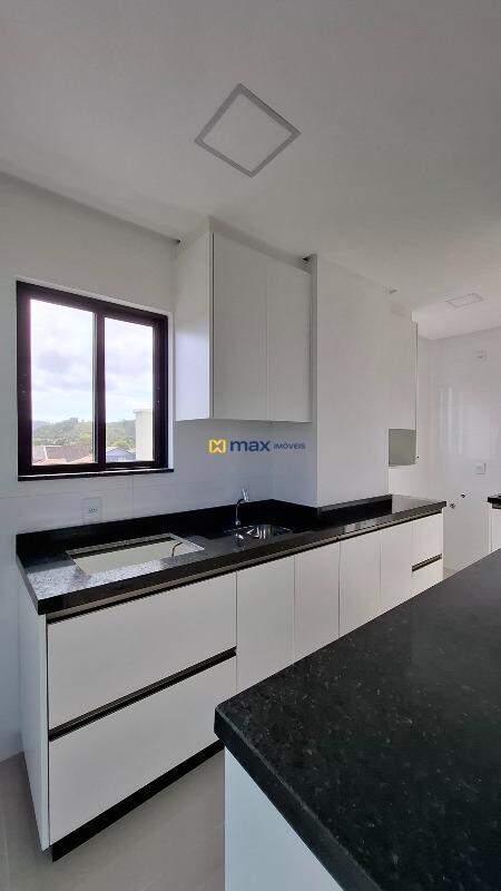 Apartamento para aluguel no Gravatá: Cozinha com móveis planejados