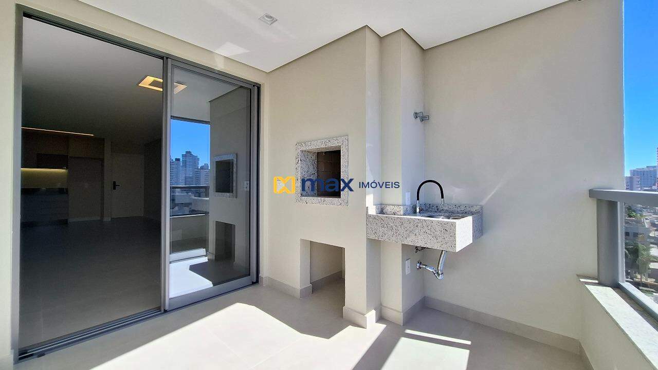 Apartamento à venda no Centro: Sacada com churrasqueira