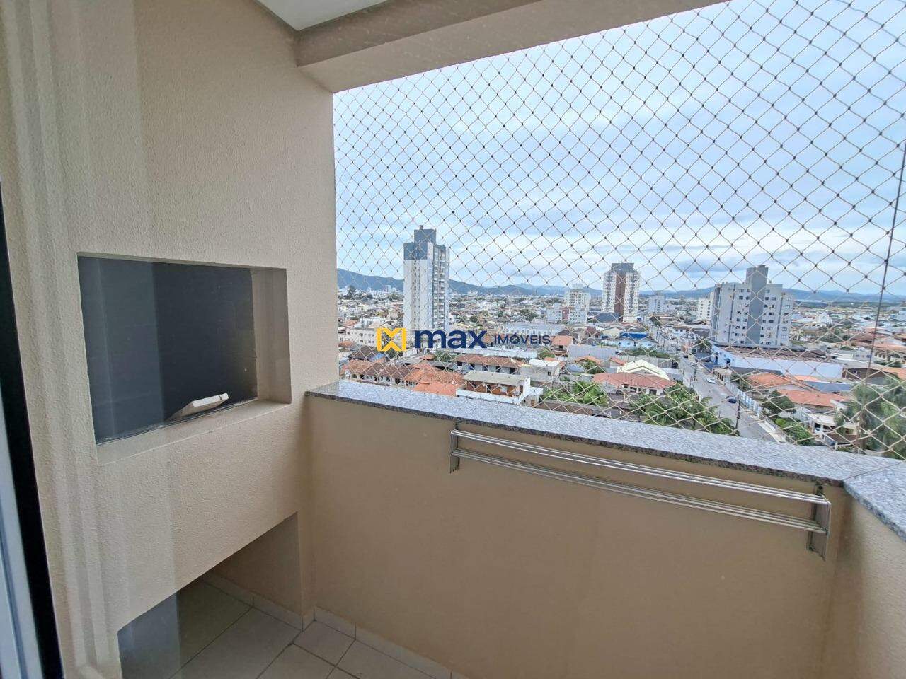 Apartamento para aluguel no Cordeiros: Sacada com churrasqueira