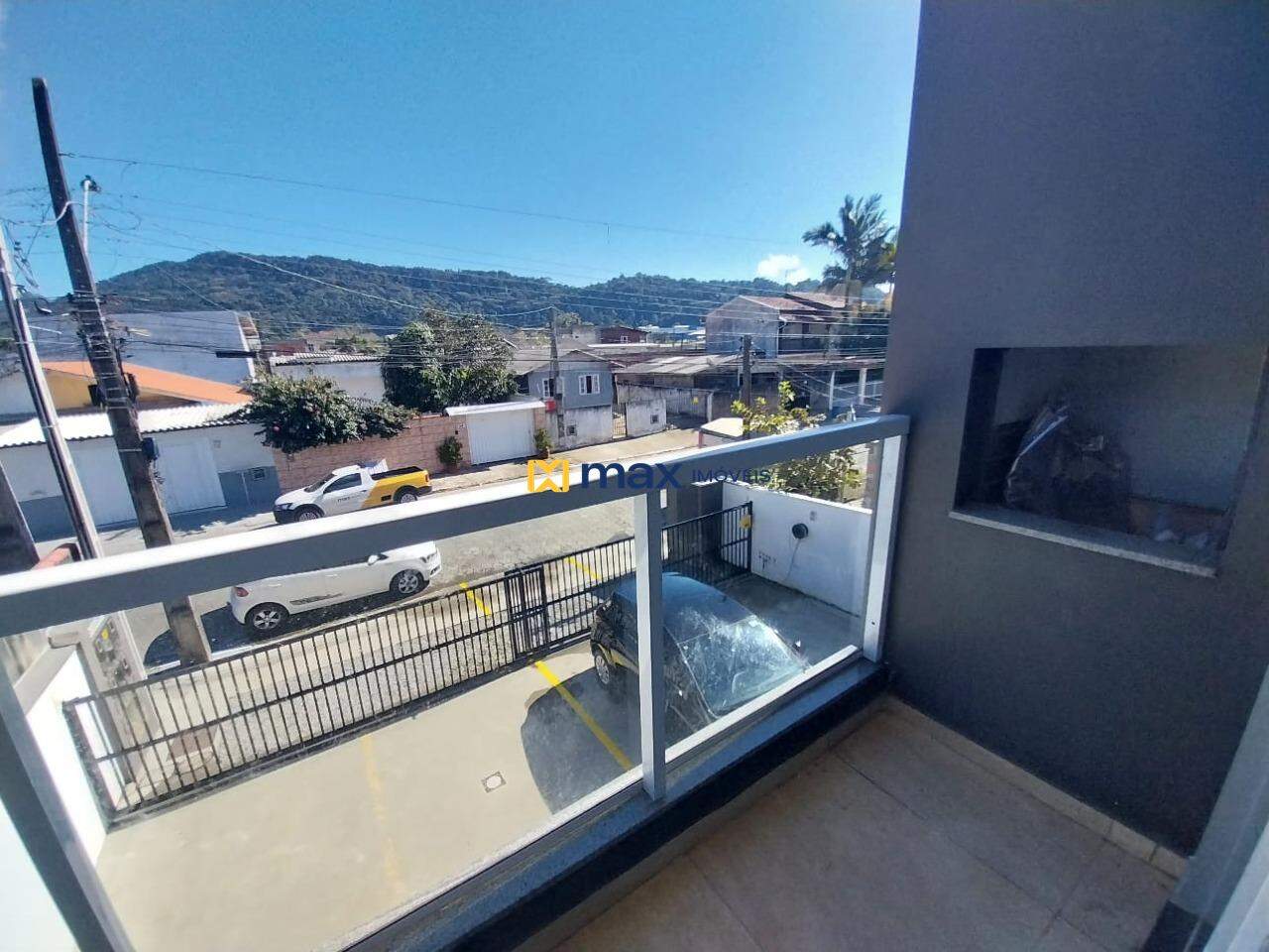 Apartamento à venda no Espinheiros: Sacada com churrasqueira