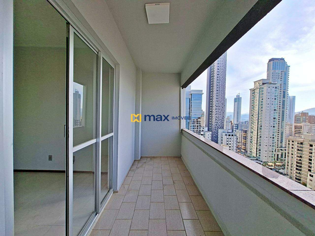 Apartamento para aluguel no Centro: Sacada Sala