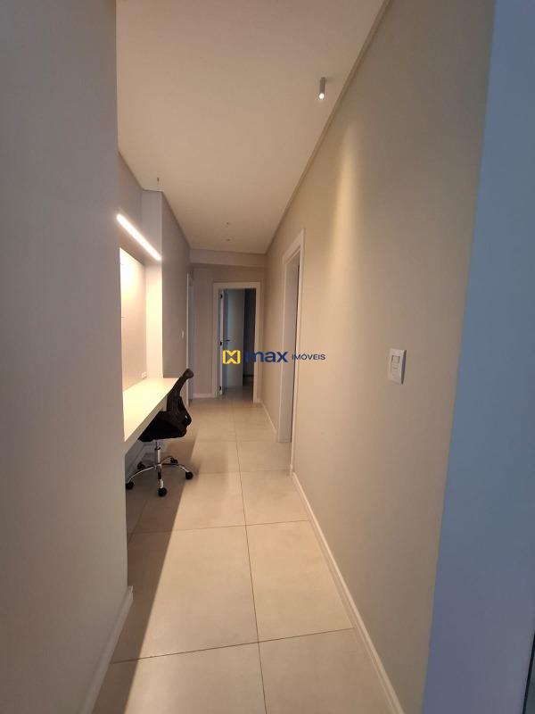 Apartamento à venda no Meia Praia: Corredor