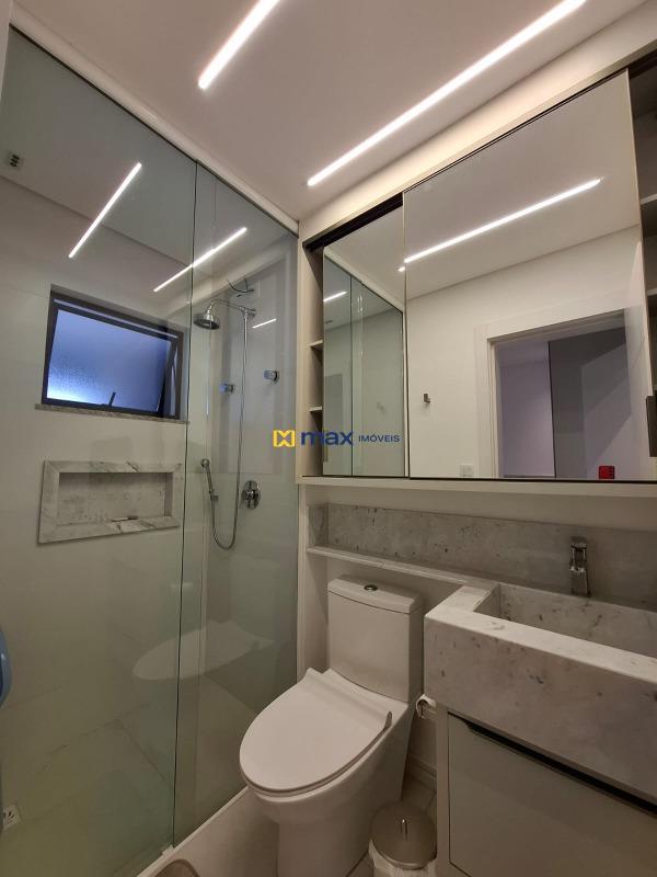 Apartamento à venda no Meia Praia: Banheiro suíte