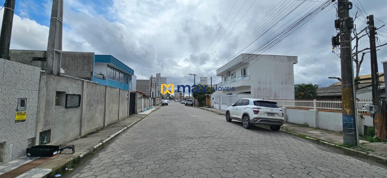 Apartamento à venda no Centro: Rua em frente ao prédio