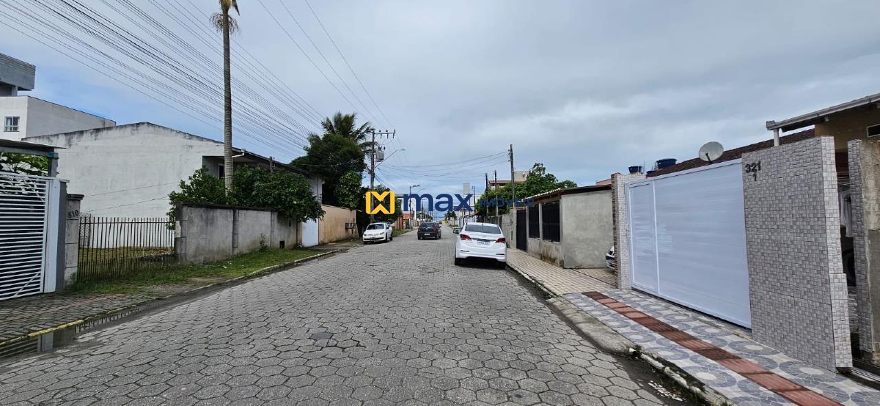 Apartamento à venda no Centro: Rua em frente ao prédio