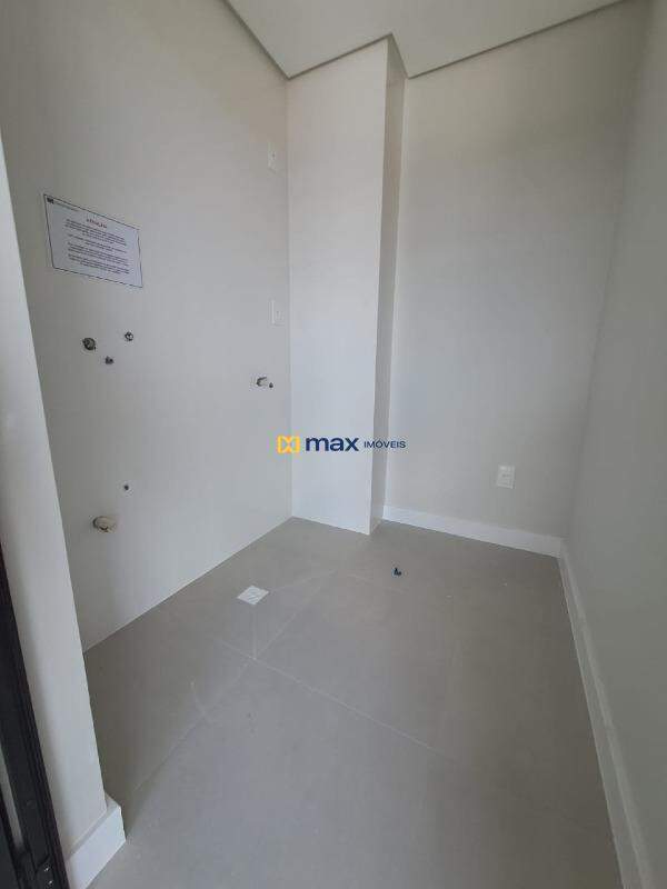 Apartamento à venda no Gravatá: Lavanderia anexo a sacada