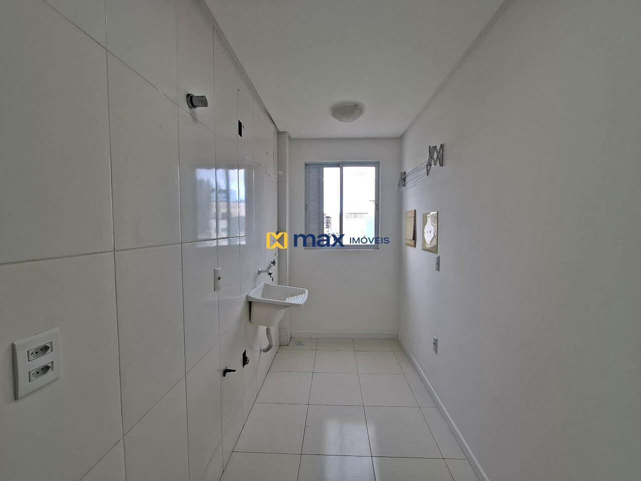 Apartamento à venda no Nações: cozinha e área de serviço