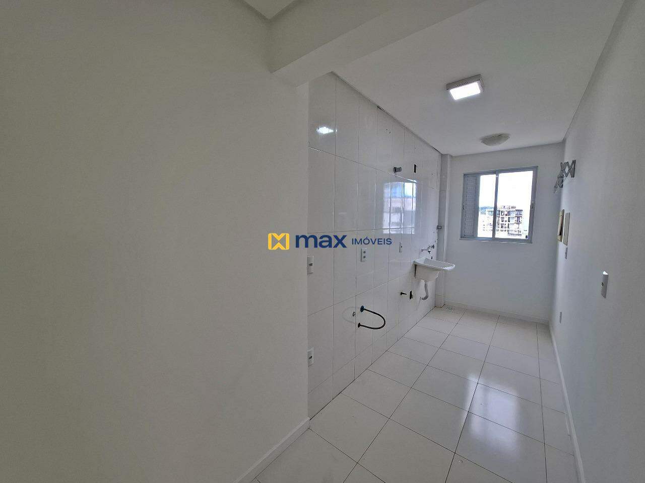 Apartamento à venda no Nações: cozinha e área de serviço