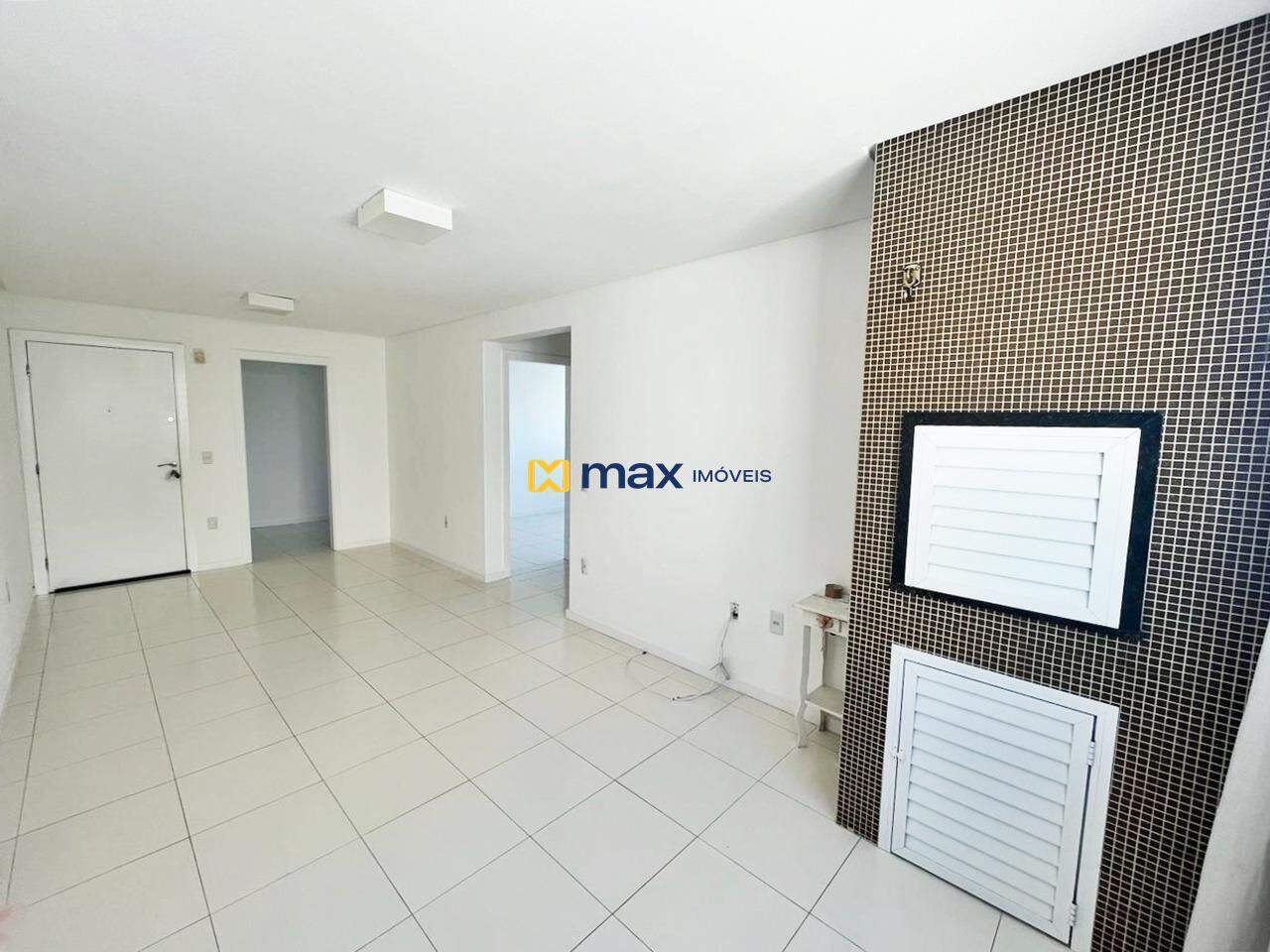 Apartamento à venda no Nações: Sala com sacada integrada / churrasqueira a carvão
