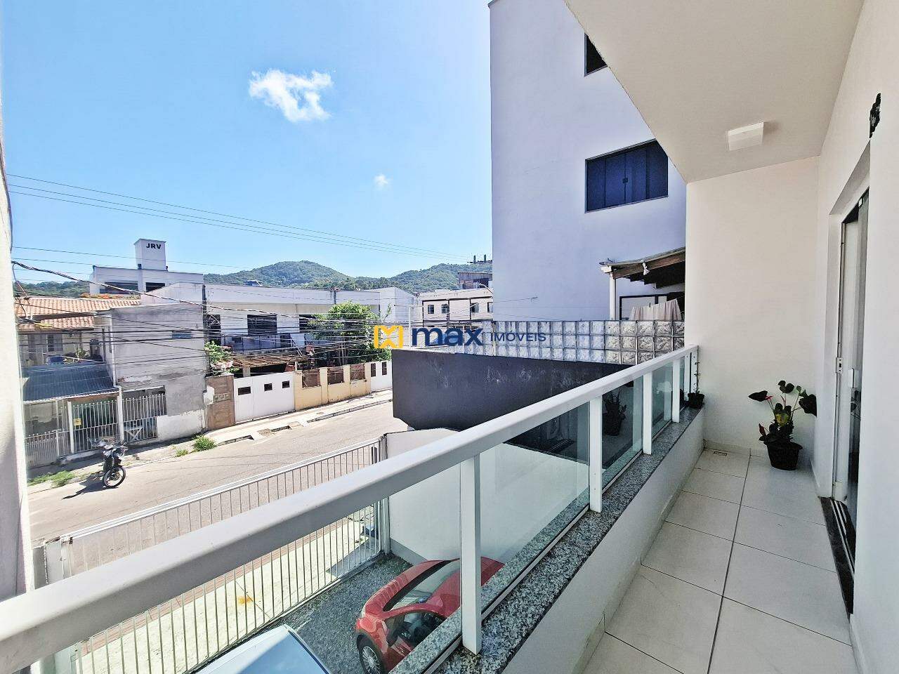 Apartamento à venda no Nações: Sacada integra sala com suíte