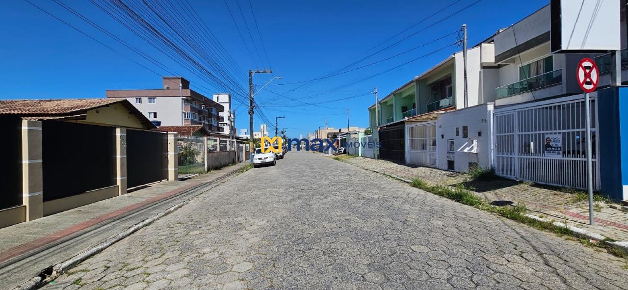 Apartamento à venda no Centro: rua frente ao prédio