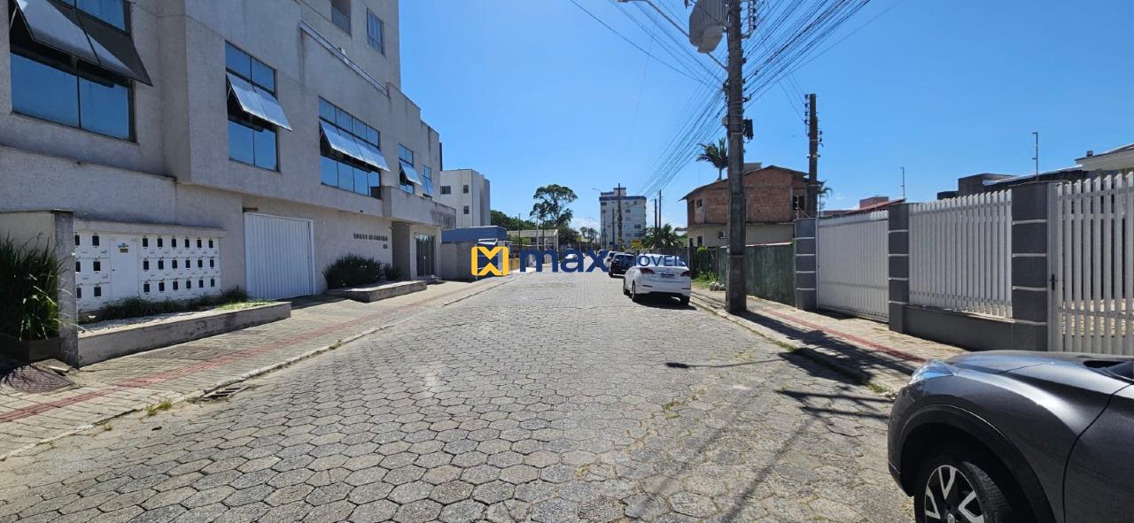 Apartamento à venda no Centro: rua frente ao prédio