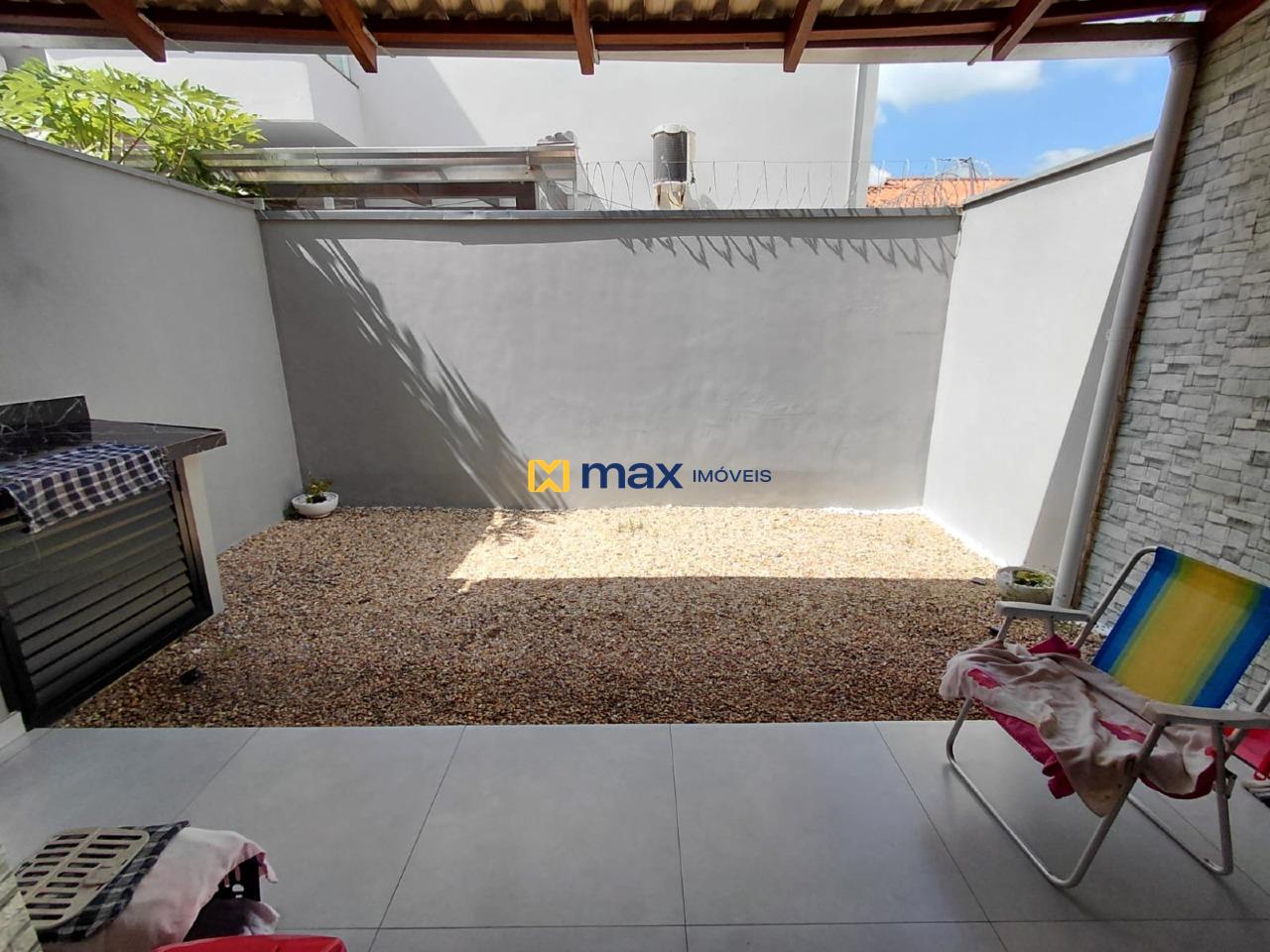 Casa à venda no Meia Praia: Área externa