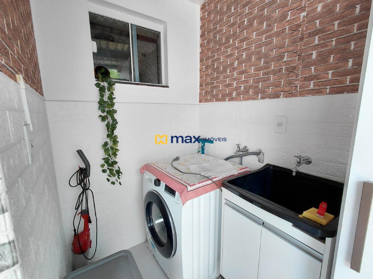 Casa à venda no Meia Praia: Lavandeira