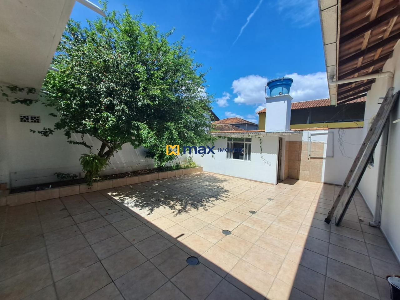 Casa à venda no Meia Praia: Quintal fundos com edícula