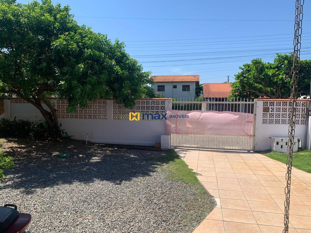 Casa à venda no Meia Praia: Quintal frontal