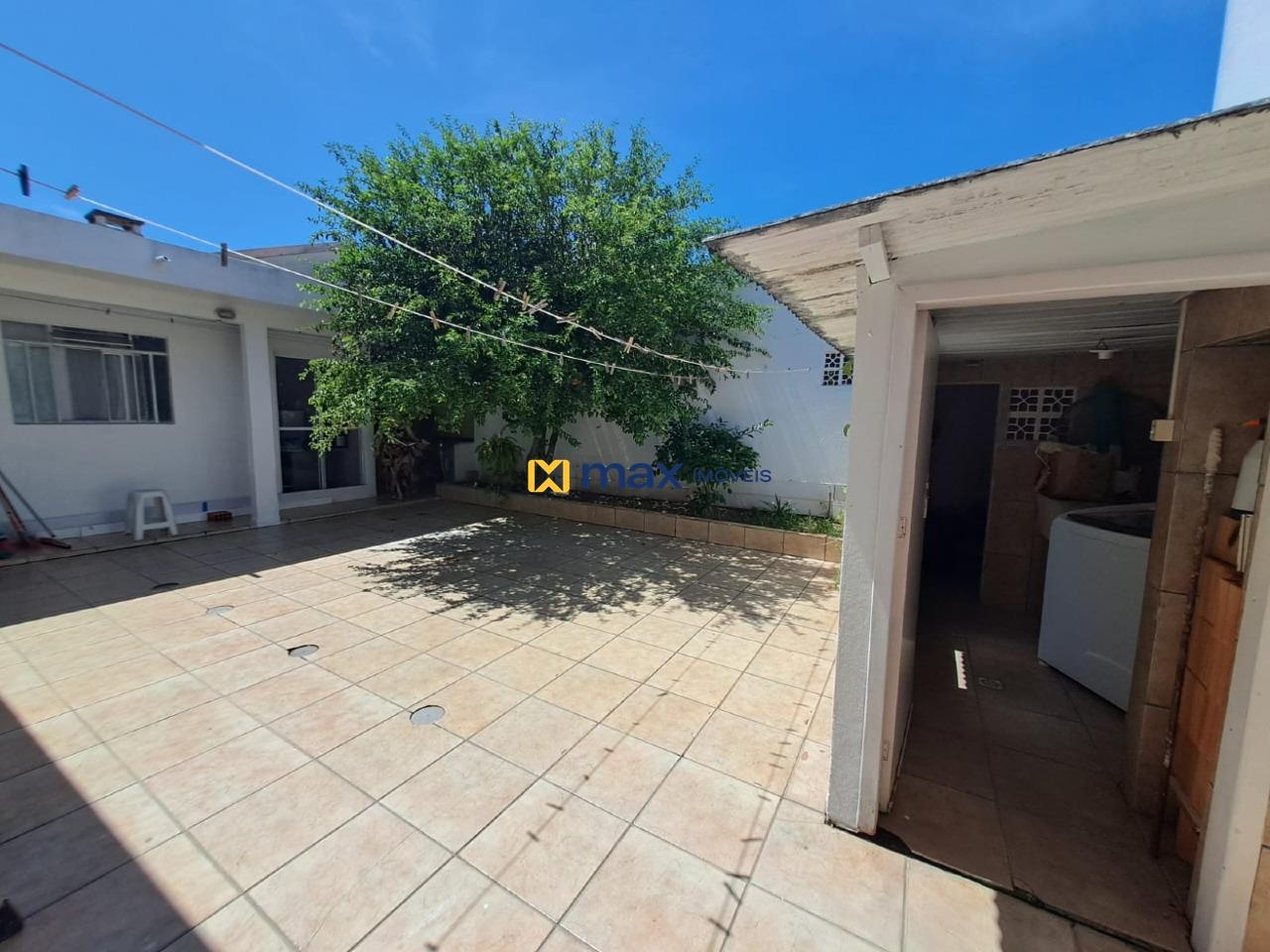 Casa à venda no Meia Praia: Quintal fundos com lavanderia