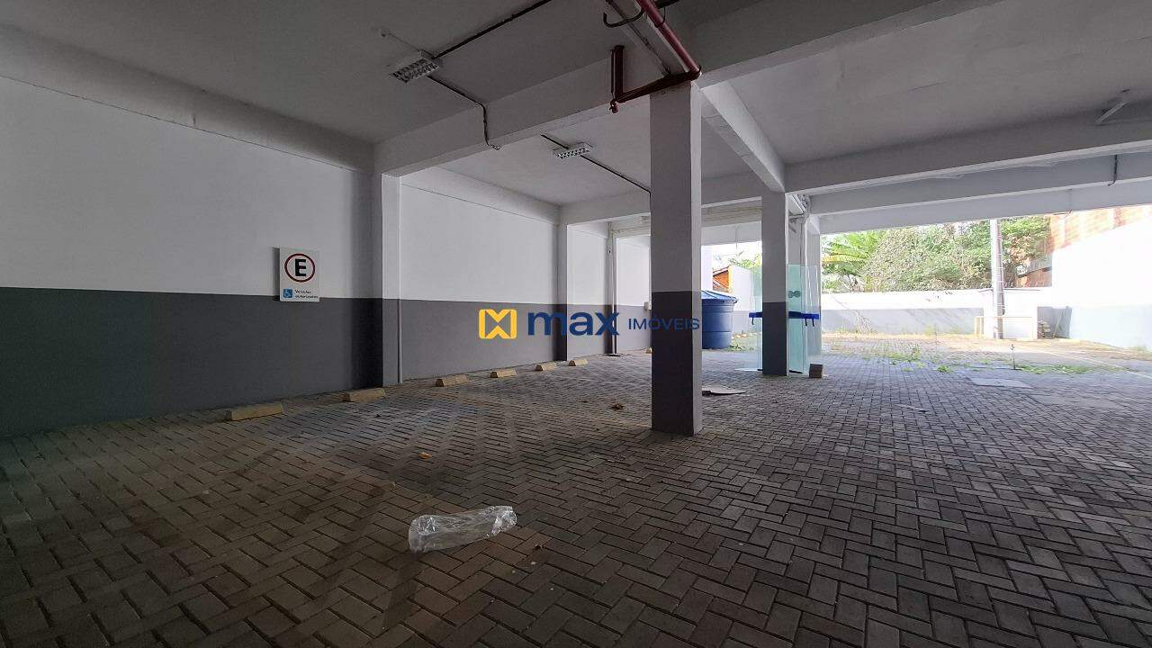 Prédio Comercial à venda no Centro: Estacionamento