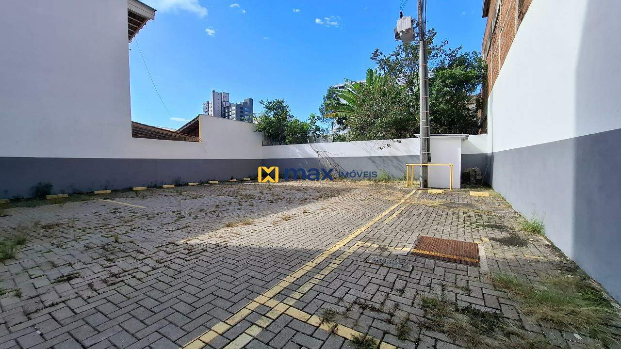 Prédio Comercial à venda no Centro: Estacionamento