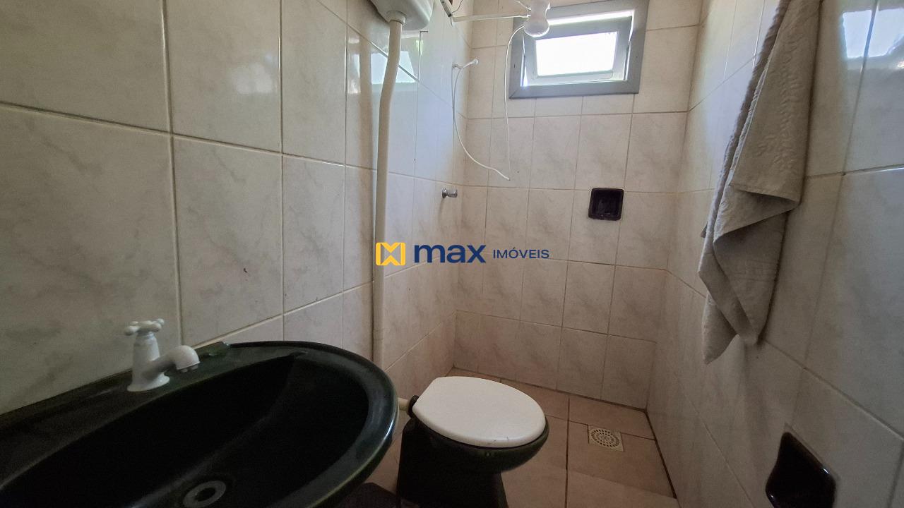 Casa à venda no Cordeiros: Banheiro - Área externa