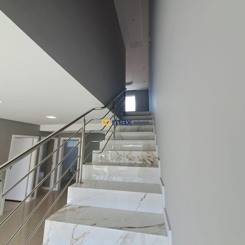 Casa à venda no Meia Praia: Acesso segundo andar