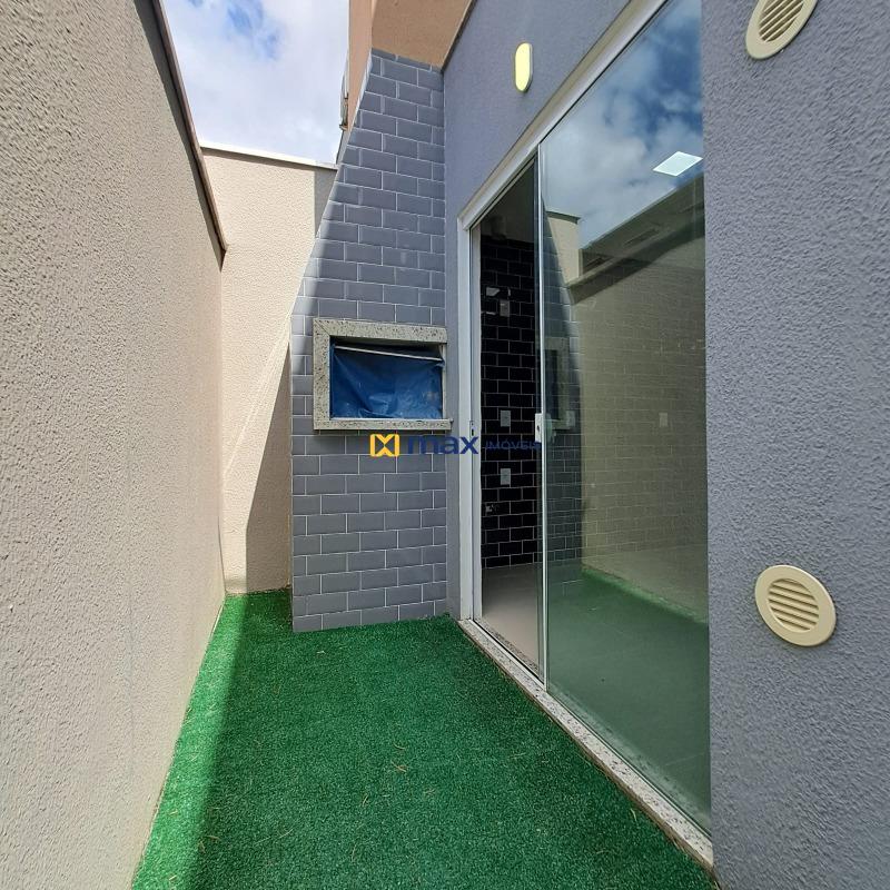 Casa à venda no Meia Praia: Externa com churrasqueira