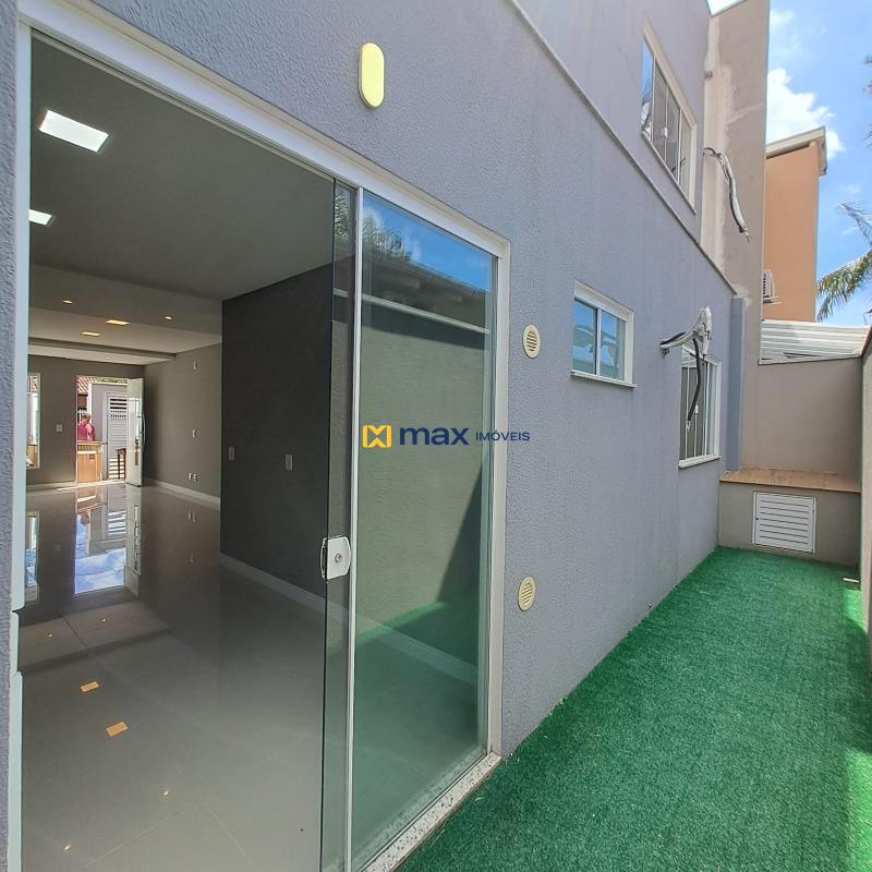 Casa à venda no Meia Praia: Area fundos