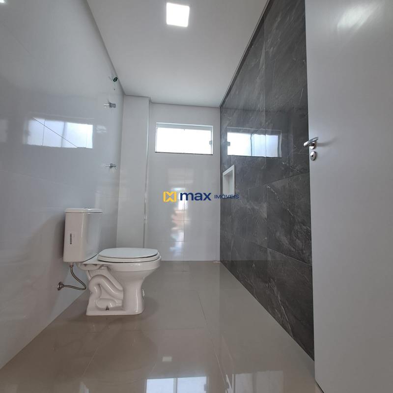 Casa à venda no Meia Praia: Banheiro social terreo