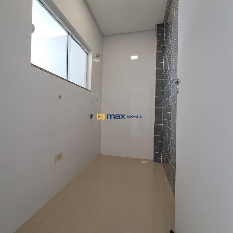 Casa à venda no Meia Praia: Àrea de serviços