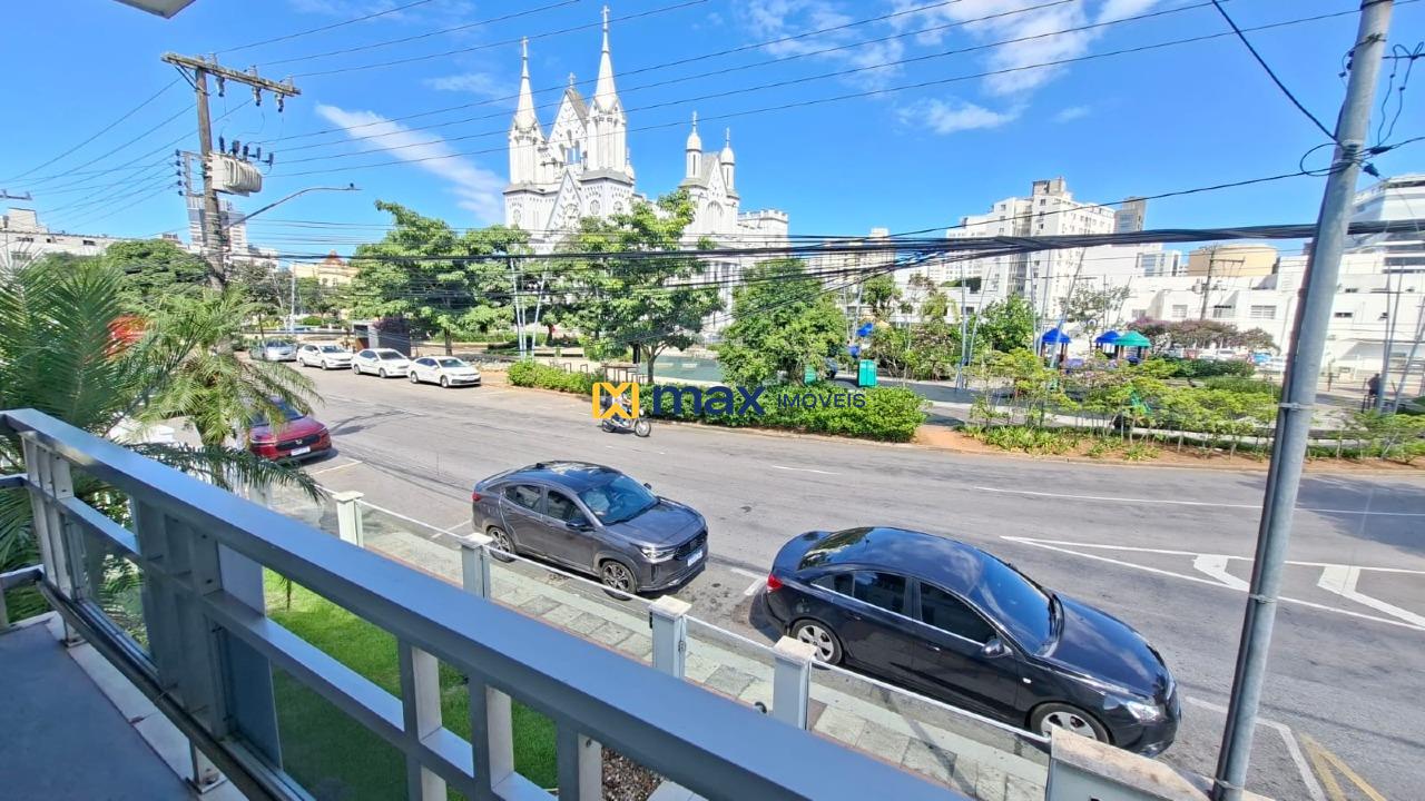 Casa Comercial para aluguel no Centro: sacada de frente para a praça da Matriz