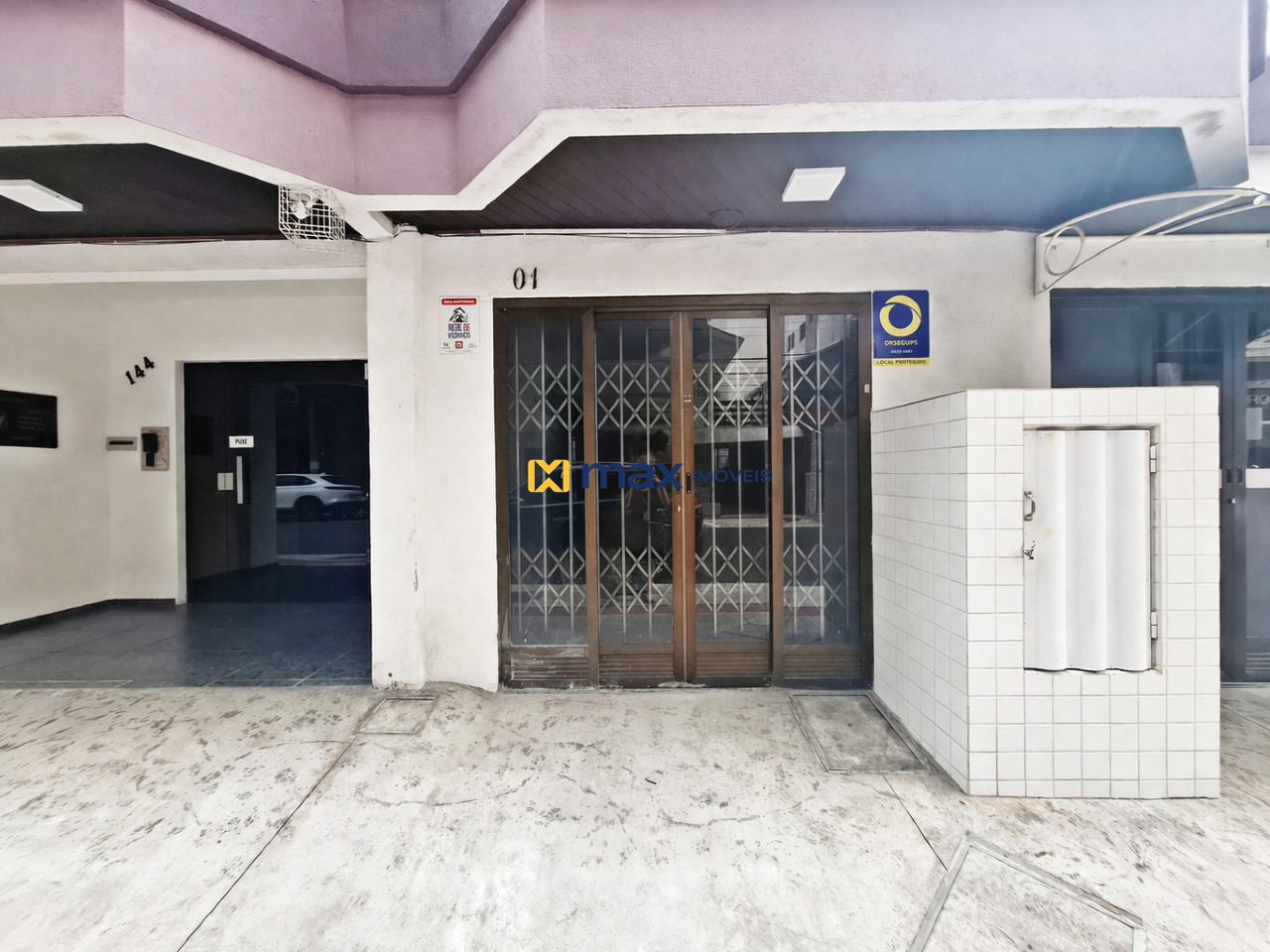 Sala à venda no Centro: Fachada