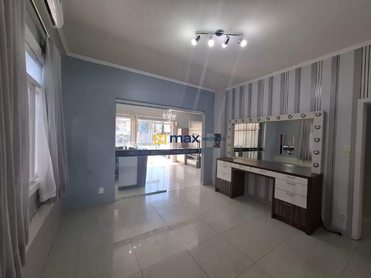 Casa Comercial para aluguel no Centro: Sala